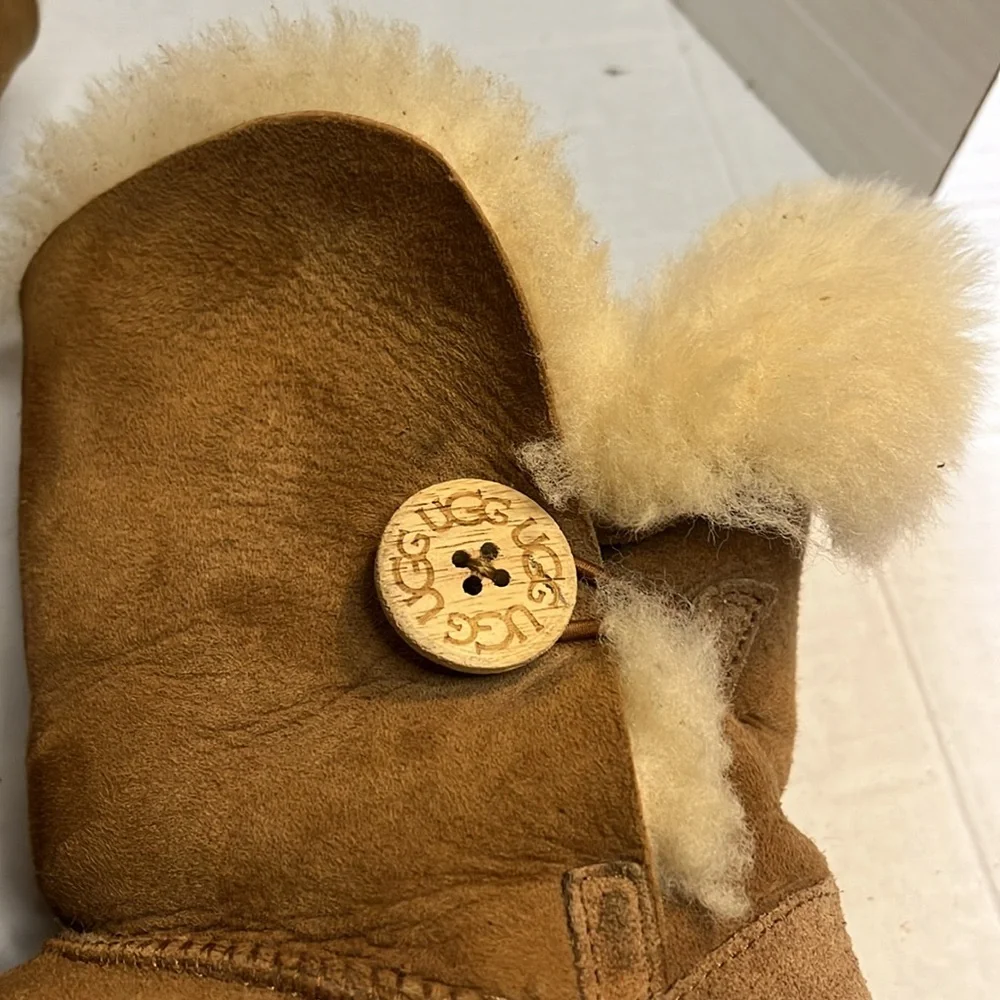 UGG Australia-8-chestnut brown classic comfy Cozy Sheepskin Boots  button detail - Picture 7 of 15